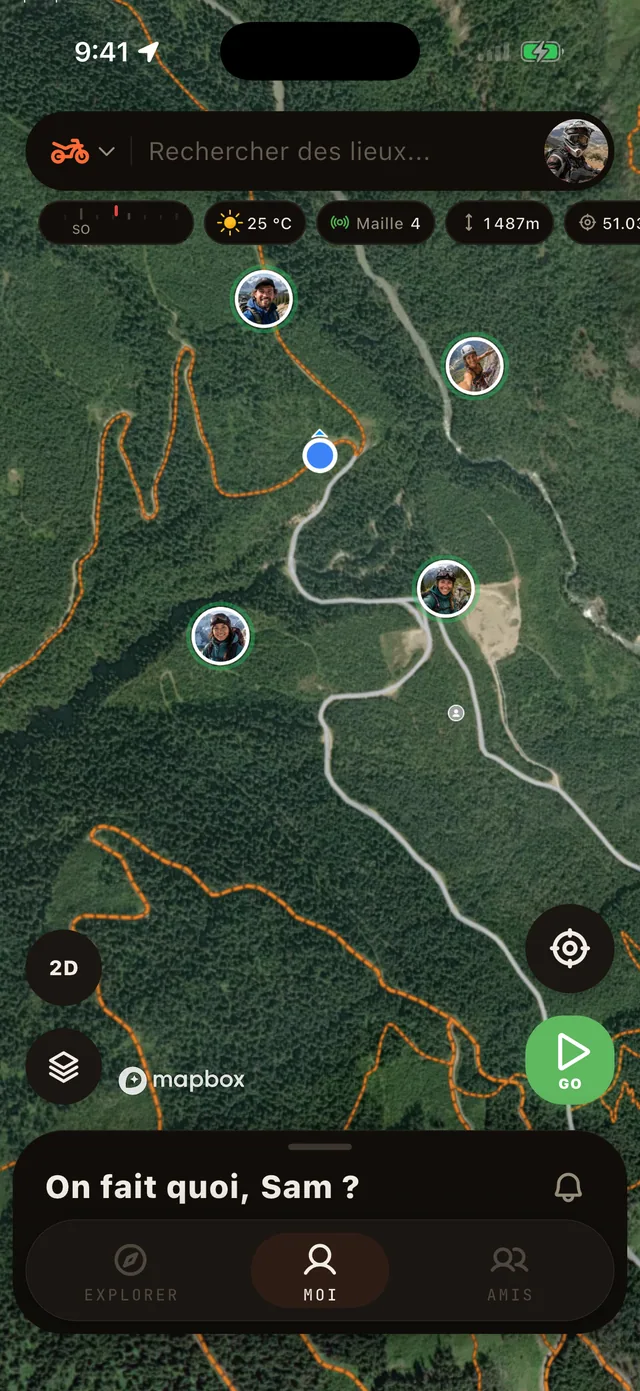 Carte satellite Aventerra avec la position en direct de quatre membres du groupe sur le sentier et un décompte de quatre pairs sur le réseau maillé